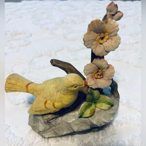 VINTAGE BEAUTIFUL BRINNCO HAND CRAFTED PORCELAIN BIRD FIGURINE